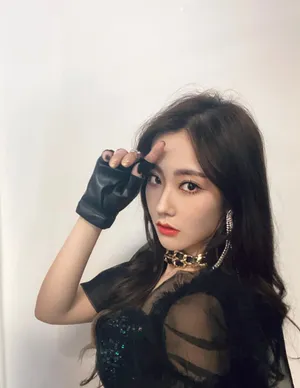 硬糖少女王艺瑾黑纱性感自拍照图片