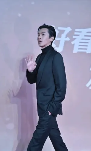 张若昀西装笔挺帅气活动照图片