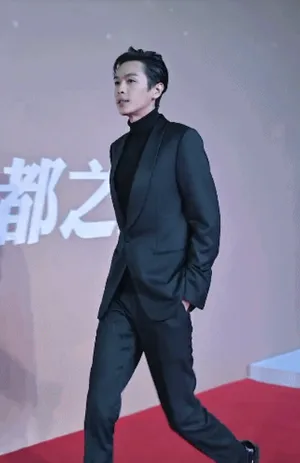 张若昀西装笔挺帅气活动照图片_3