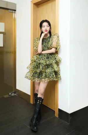 章若楠蛋糕裙甜美写真图片