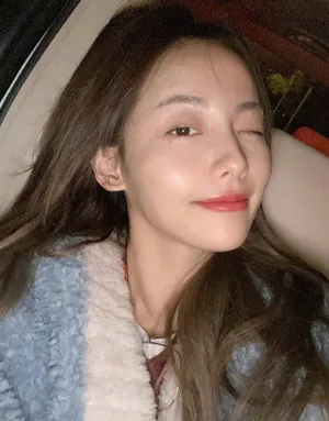 张嘉倪皮肤光泽细腻自拍图片