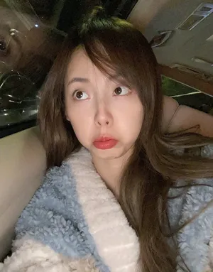 张嘉倪皮肤光泽细腻自拍图片