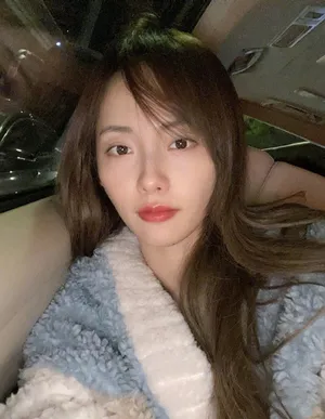 张嘉倪皮肤光泽细腻自拍图片_2