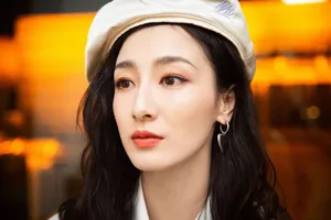 叶青白色贝雷帽优雅写真图片
