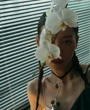 刘雯苗族小辫个性时尚写真图片_1