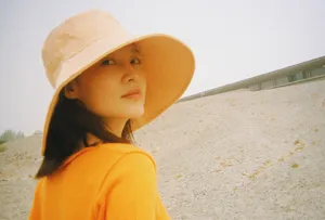 李沁落叶裙摆写真图片
