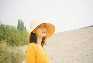 李沁落叶裙摆写真图片_2