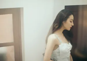 迪丽热巴白裙优雅性感写真图片