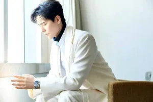 阿云嘎白色西服成熟魅力写真图片_2