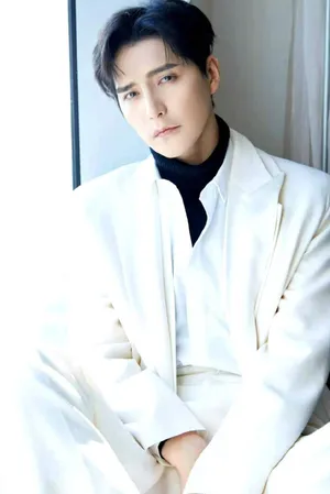 阿云嘎白色西服成熟魅力写真图片_6