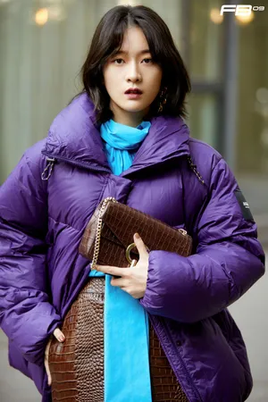 张雪迎紫色羽绒服写真图片