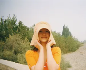 李沁银杏叶裙摆创意美照图片