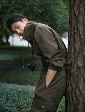 王子异墨绿连体衣帅气图片写真_3