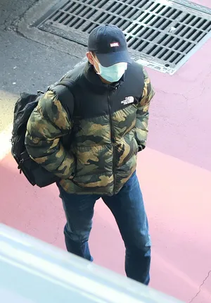 李现迷彩外套酷帅低调机场照图片