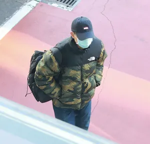 李现迷彩外套酷帅低调机场照图片_1