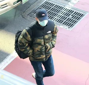 李现迷彩外套酷帅低调机场照图片_2