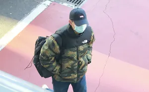 李现迷彩外套酷帅低调机场照图片_3