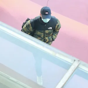 李现迷彩外套酷帅低调机场照图片_4