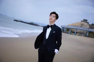 范丞丞黑白西服帅气写真图片_2