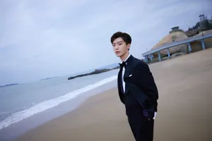 范丞丞黑白西服帅气写真图片_7