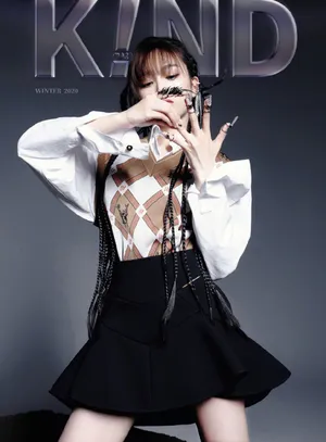 吴宣仪机械美甲暗黑风写真封面图片