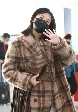 乔欣格纹大衣休闲时髦机场照图片