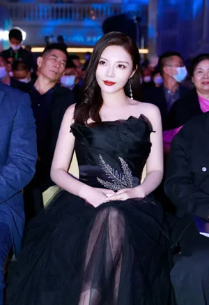 徐冬冬黑纱裙慵懒迷人美照图片_3