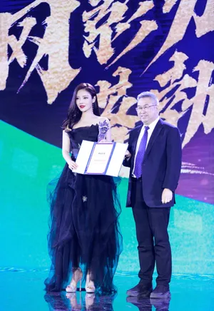 徐冬冬黑纱裙慵懒迷人美照图片_8