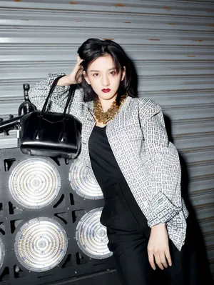 宋祖儿格子外套红唇性感写真图片