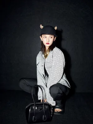 宋祖儿格子外套红唇性感写真图片