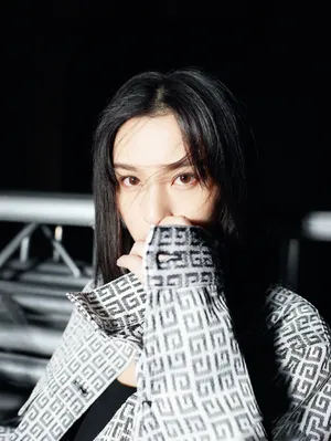 宋祖儿格子外套红唇性感写真图片_2