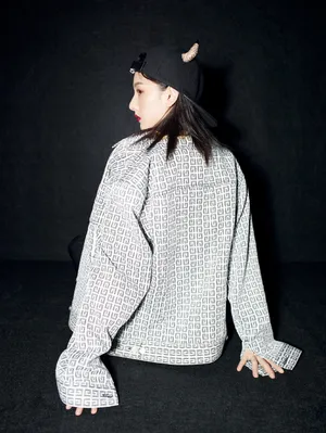 宋祖儿格子外套红唇性感写真图片_3