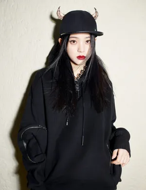 欧阳娜娜羊角帽红唇性感写真图片_3