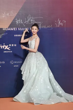 刘浩存水绿长裙金鸡奖红毯照图片_5