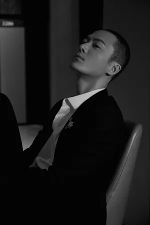 茅子俊寸头造型酷帅写真图片_7