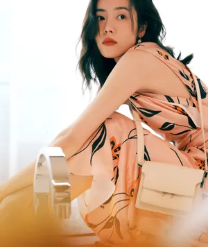 刘雯丝绸连衣裙迷人性感写真