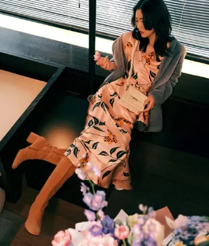 刘雯丝绸连衣裙迷人性感写真_3
