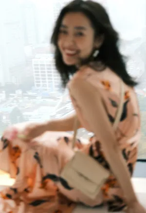 刘雯丝绸连衣裙迷人性感写真_4