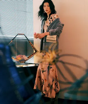 刘雯丝绸连衣裙迷人性感写真_6