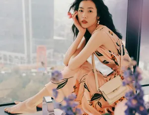 刘雯丝绸连衣裙迷人性感写真_14