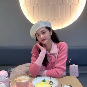 周洁琼粉色毛衣白帽俏丽写真图片_9