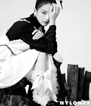 李庚希深V背心性感风写真图片