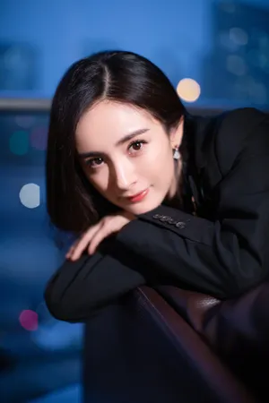 杨幂黑色西服优雅性感写真图片