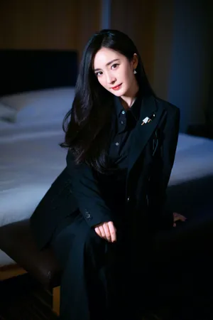 杨幂黑色西服优雅性感写真图片_2