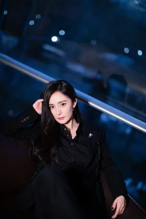 杨幂黑色西服优雅性感写真图片_3