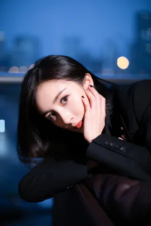 杨幂黑色西服优雅性感写真图片_5