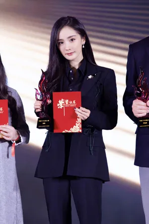 杨幂黑色西服优雅性感写真图片_6