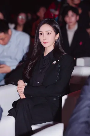 杨幂黑色西服优雅性感写真图片_7
