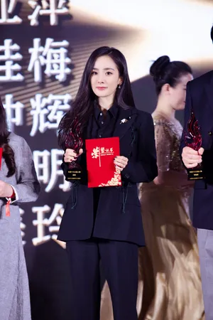 杨幂黑色西服优雅性感写真图片_8