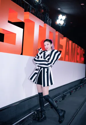 黄奕条纹套装酷感写真图片